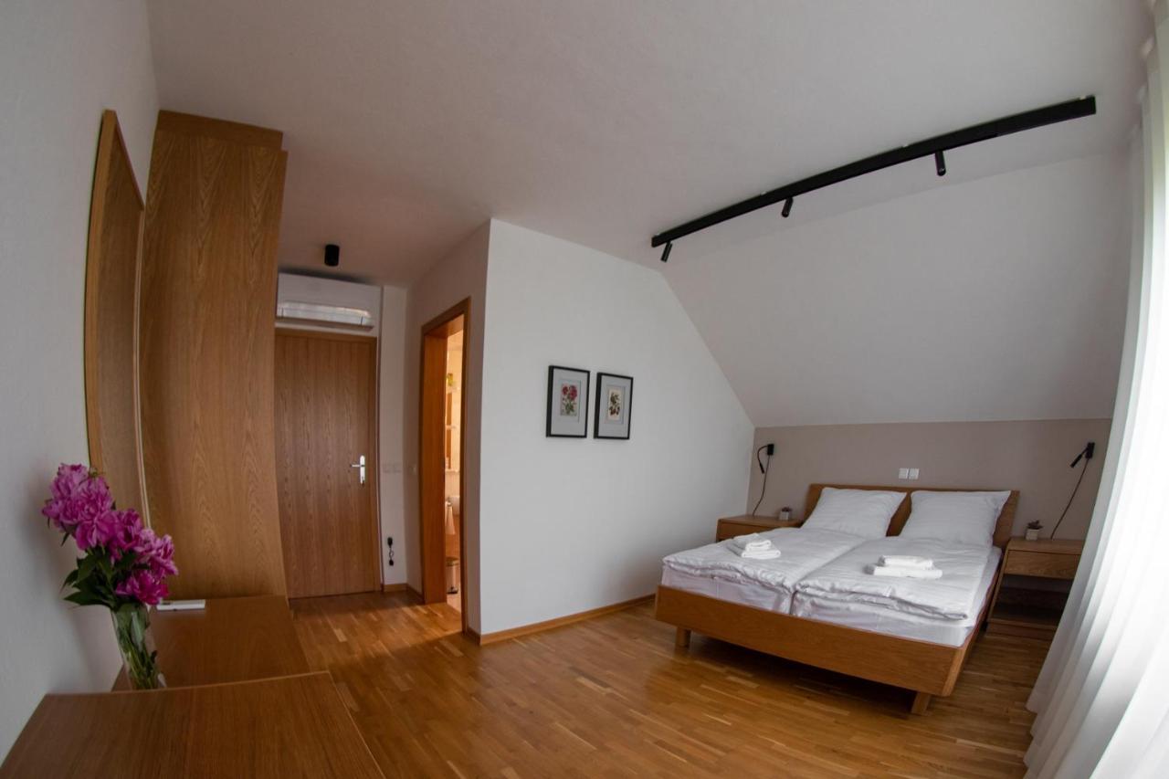 Hisa Na Vrtu Apartman Šenčur Kültér fotó